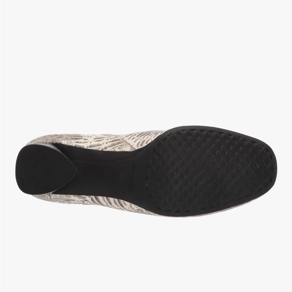 NWT Aerosoles Women's Ankle Fashion Boot, ICE LEATHER  size 11 - Picture 4 of 9